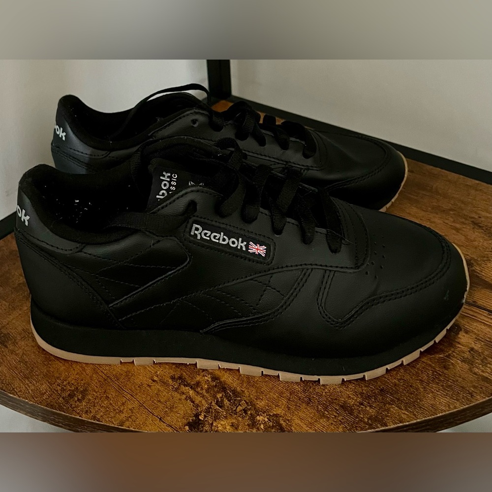 Reebok CLASSIC LEATHER 
RETRO-INSPIRED SHOES WITH A
UNION JACK LOGO